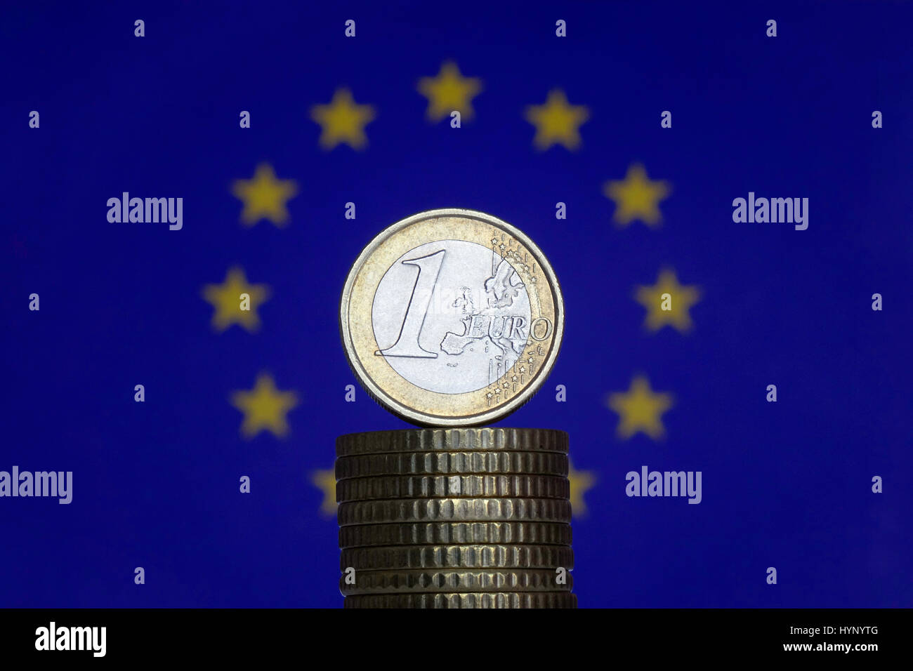 ILLUSTRATION - une pièce en euros se dresse sur le côté sur le dessus une  petite pile de 50 cent(ime)s en face d'un pays de l'Union européenne (UE).  Prise le 02.01.2017. La