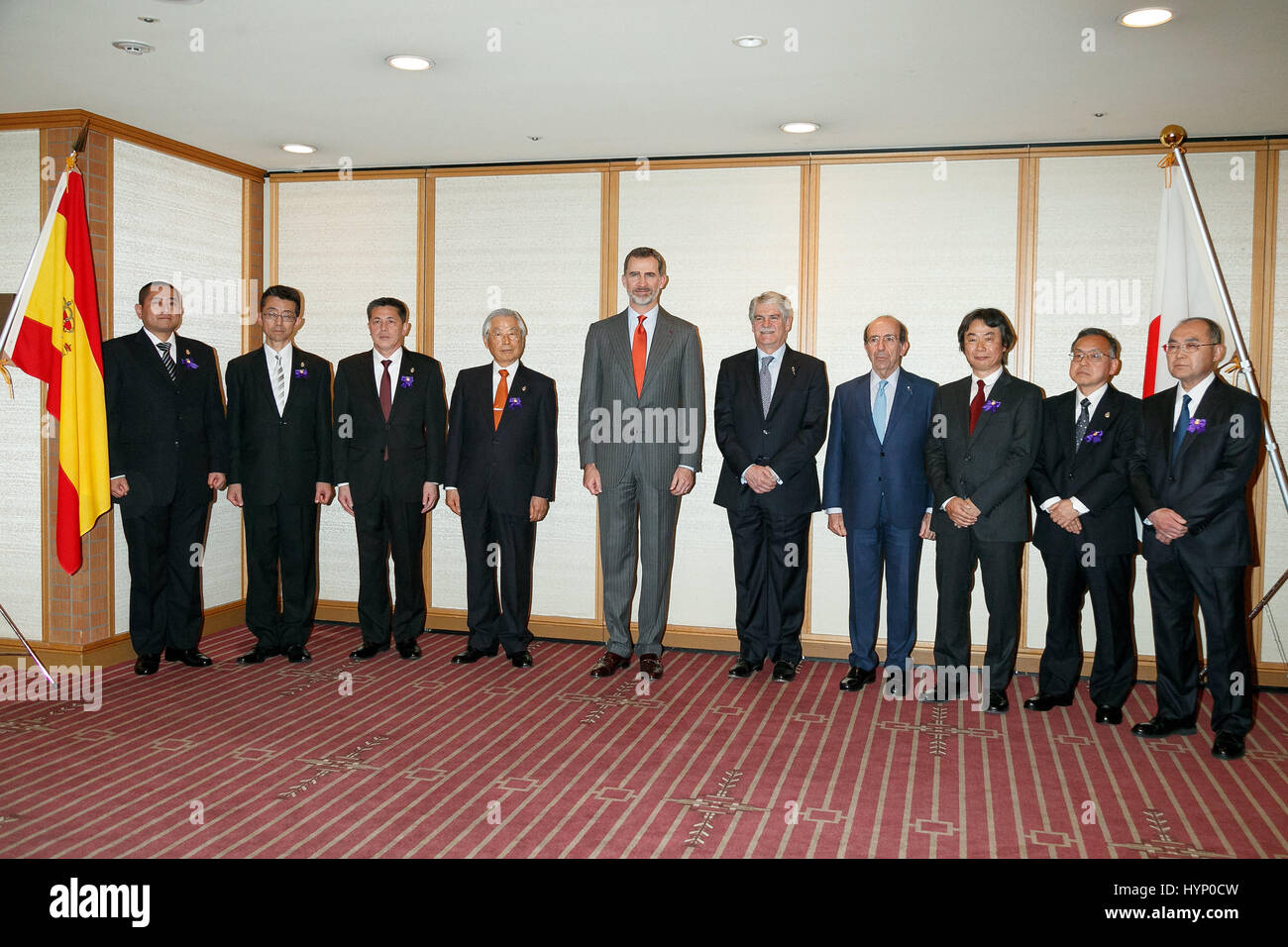 Tokyo, Japon. 06 avril 2017. Roi d'Espagne Felipe VI (centre) pose pour les caméras avec les Japonais qui ont reçu le Prix Prince des Asturies, le 6 avril 2017, Tokyo, Japon. Le roi et son épouse, la Reine Letizia, rencontrera le Premier ministre japonais Shinzo Abe ce soir dans le cadre de leur visite de 4 jours. Credit : Rodrigo Reyes Marin/AFLO/Alamy Live News Banque D'Images