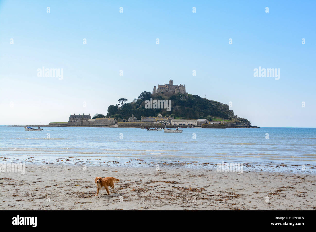 Marazion, Cornwall, UK., . Météo britannique. Un matin ensoleillé à Marazion, avec des gens profitant de la plage, et ce qui facilite les trajets via une petite flottille de bateaux à St Michaels mount. Crédit : Simon Maycock/Alamy Live News Banque D'Images