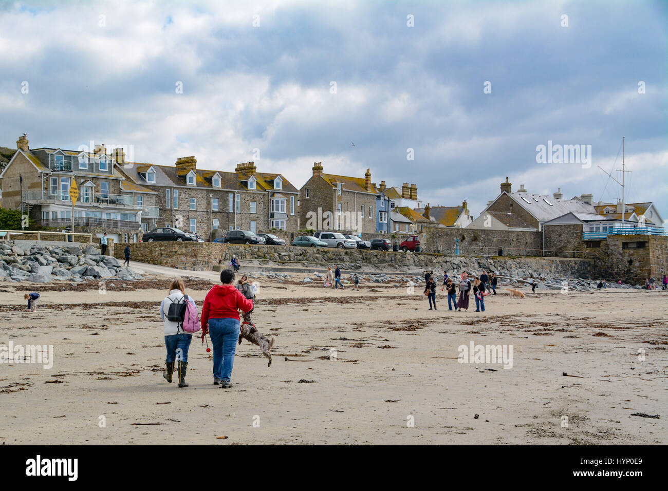 Marazion, Cornwall, UK., . Météo britannique. Un matin ensoleillé à Marazion, avec des gens profitant de la plage, et ce qui facilite les trajets via une petite flottille de bateaux à St Michaels mount. Crédit : Simon Maycock/Alamy Live News Banque D'Images