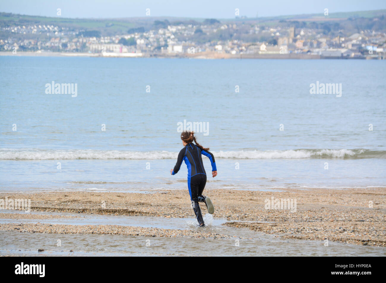 Marazion, Cornwall, UK., . Météo britannique. Un matin ensoleillé à Marazion, avec des gens profitant de la plage, et ce qui facilite les trajets via une petite flottille de bateaux à St Michaels mount. Crédit : Simon Maycock/Alamy Live News Banque D'Images