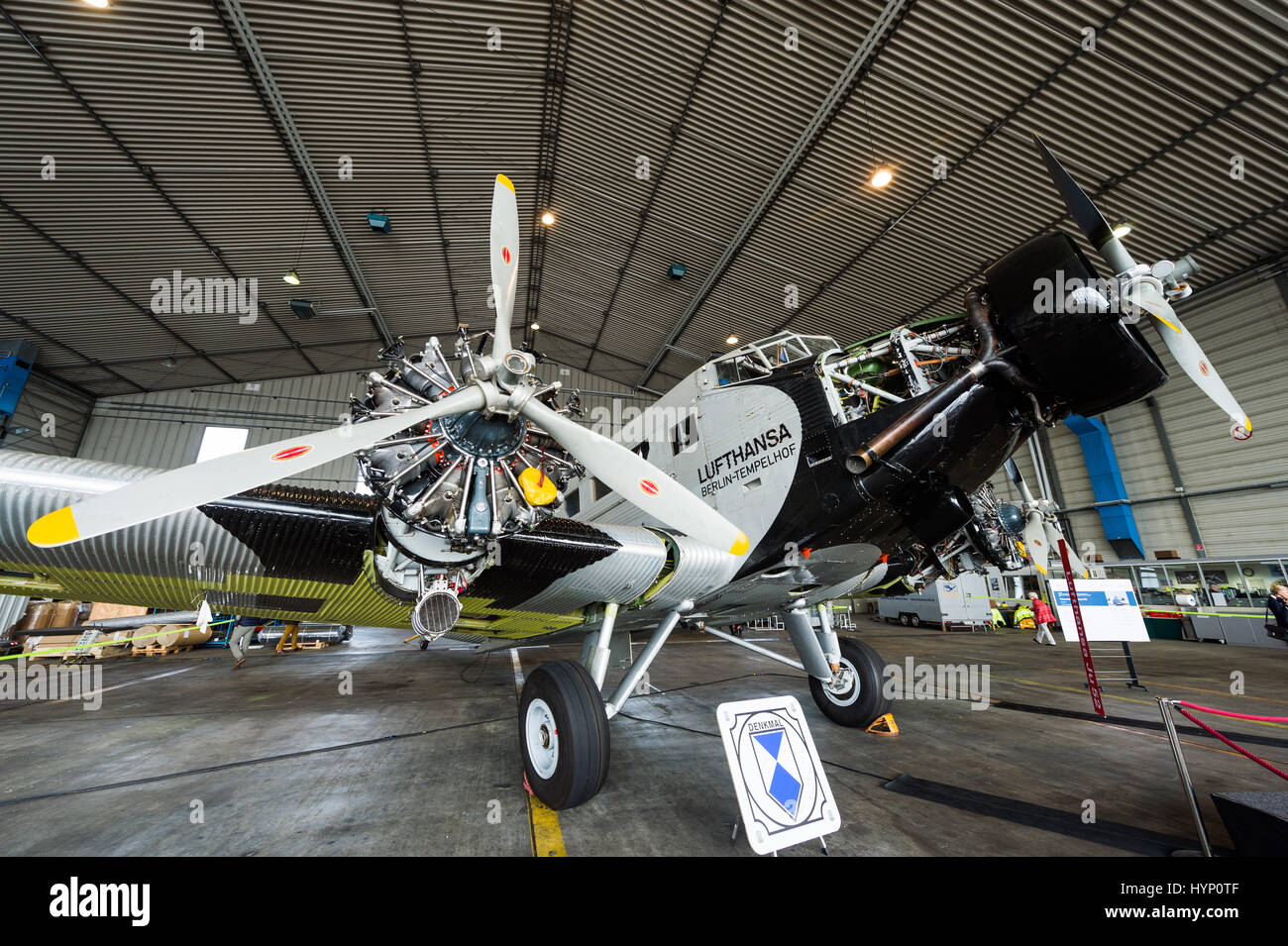 Hambourg, Allemagne. 6ème apr 2017. Historique un Junkers Ju 52 aéronefs dans un hangar à Hambourg, Allemagne, 6 avril 2017. L'avion, connu familièrement comme Tante Ju ('Tante Ju'), célèbre son 81e anniversaire. L'avion a été restauré sur une période d'un an et demi et sera bientôt prêt-vol. Photo : Christophe Gateau/dpa/Alamy Live News Banque D'Images