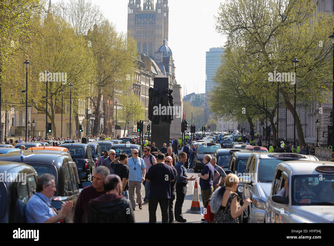 Whitehall. Londres. UK 6 Apr 2017. Les chauffeurs de taxi noir de Londres dans le quartier londonien de protestation de Whitehall. Les chauffeurs demandent une enquête parlementaire sur la prétendue relation entre l'ancien Premier Ministre David Cameron et George Osborne et de leurs liens avec la société de location privés Uber. Credit : Dinendra Haria/Alamy Live News Banque D'Images