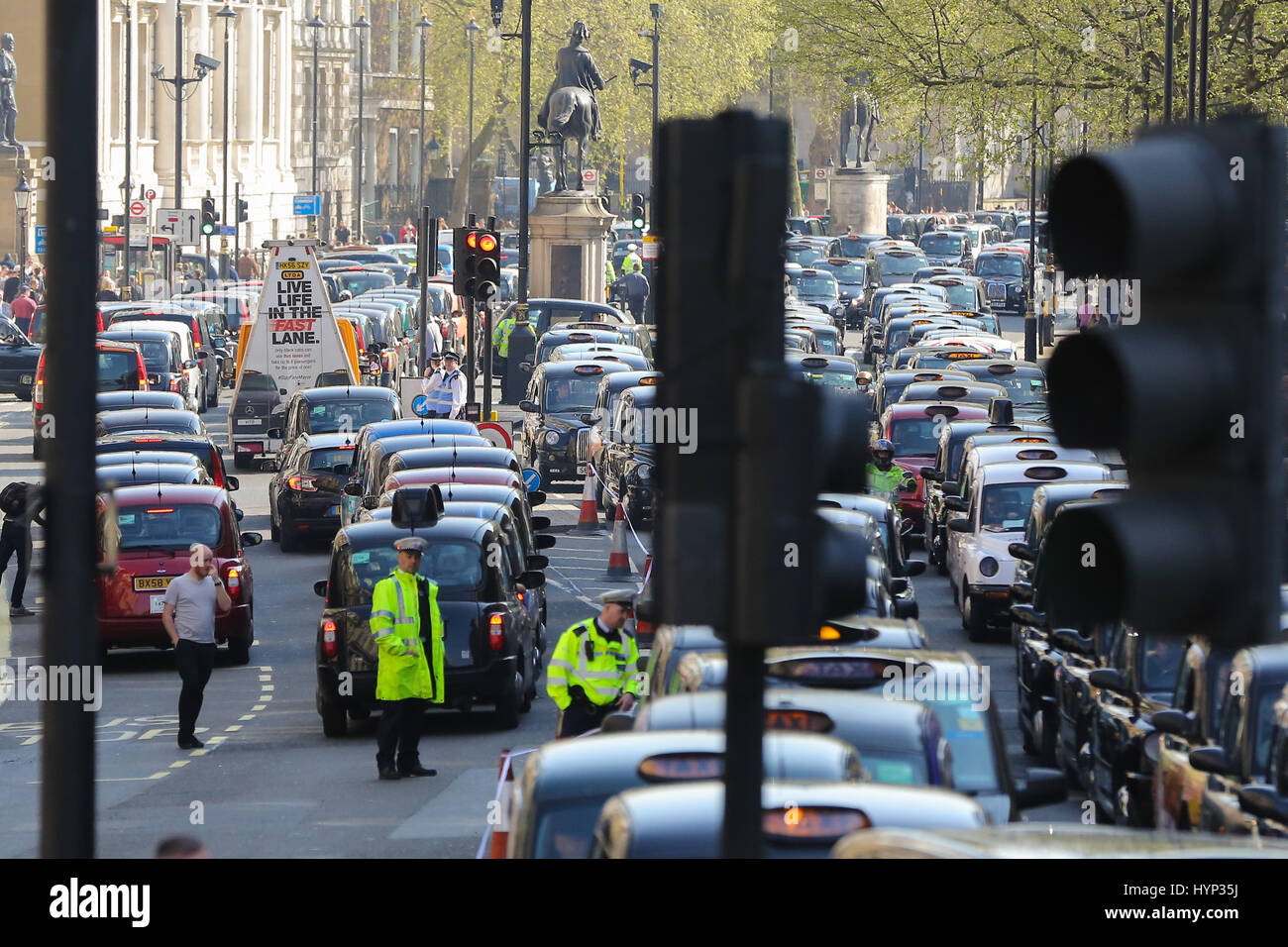 Whitehall. Londres. UK 6 Apr 2017. Les chauffeurs de taxi noir de Londres dans le quartier londonien de protestation de Whitehall. Les chauffeurs demandent une enquête parlementaire sur la prétendue relation entre l'ancien Premier Ministre David Cameron et George Osborne et de leurs liens avec la société de location privés Uber. Credit : Dinendra Haria/Alamy Live News Banque D'Images