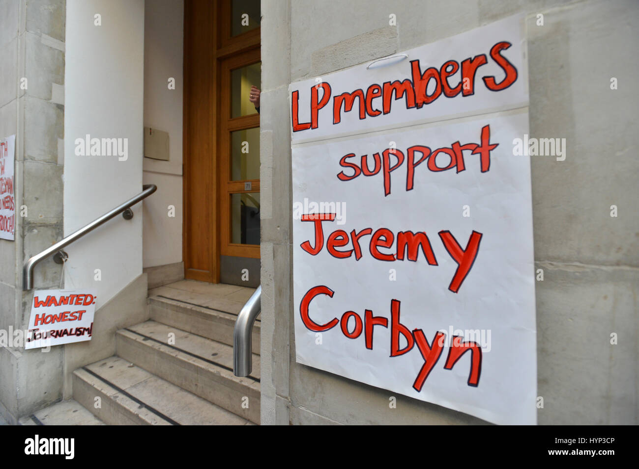 Blackfriars, Londres, Royaume-Uni. 6e avril 2017. Jeremy Corbyn manifestants à l'extérieur de New Statesman magazine affirmant que c'est un parti pris contre lui dans un récent numéro. Crédit : Matthieu Chattle/Alamy Live News Crédit : Matthieu Chattle/Alamy Live News Banque D'Images