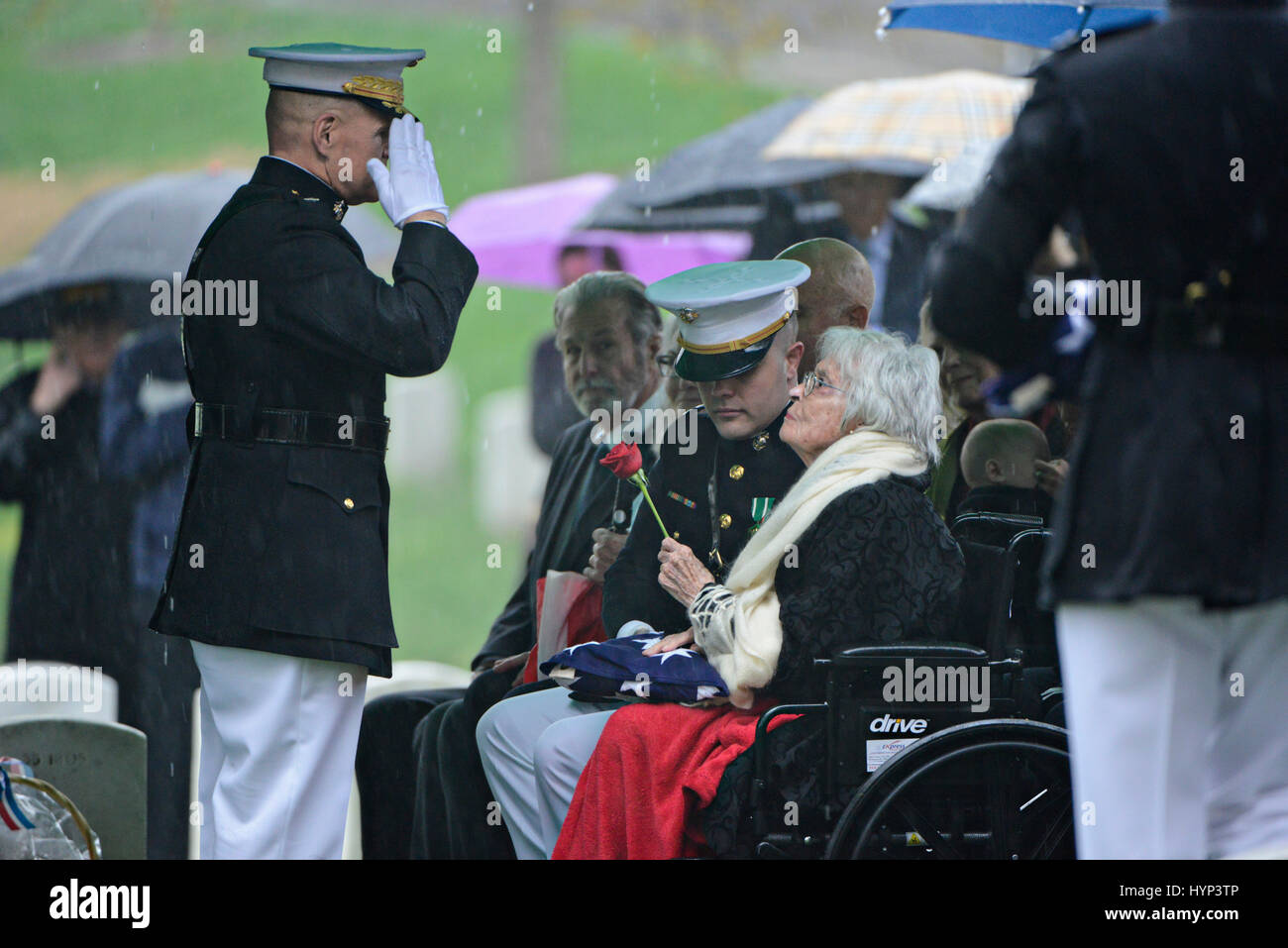Arlington, Virginia, USA. 6ème apr 2017. Commandant de la Marine Corps le général Robert Neller, gauche, salue Annie Glenn, veuve de John Glenn, après avoir présenté son avec le drapeau et une rose au cours de la service de la section 35 du Cimetière National d'Arlington, le 6 avril 2017 à Arlington, en Virginie. Glenn, le premier astronaute américain en orbite autour de la Terre et plus tard un sénateur des Etats-Unis, est décédé à l'âge de 95 ans le 8 décembre 2016. Credit : Planetpix/Alamy Live News Banque D'Images