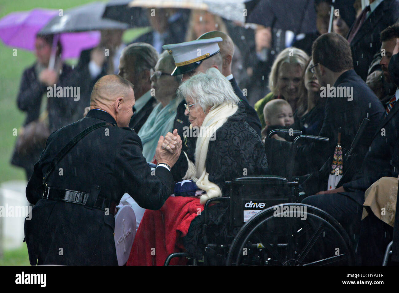 Arlington, Virginia, USA. 6ème apr 2017. Commandant de la Marine Corps le général Robert Neller, gauche, réconforte Annie Glenn, veuve de John Glenn, au cours de la service de la section 35 du Cimetière National d'Arlington, le 6 avril 2017 à Arlington, en Virginie. Glenn, le premier astronaute américain en orbite autour de la Terre et plus tard un sénateur des Etats-Unis, est décédé à l'âge de 95 ans le 8 décembre 2016. Credit : Planetpix/Alamy Live News Banque D'Images