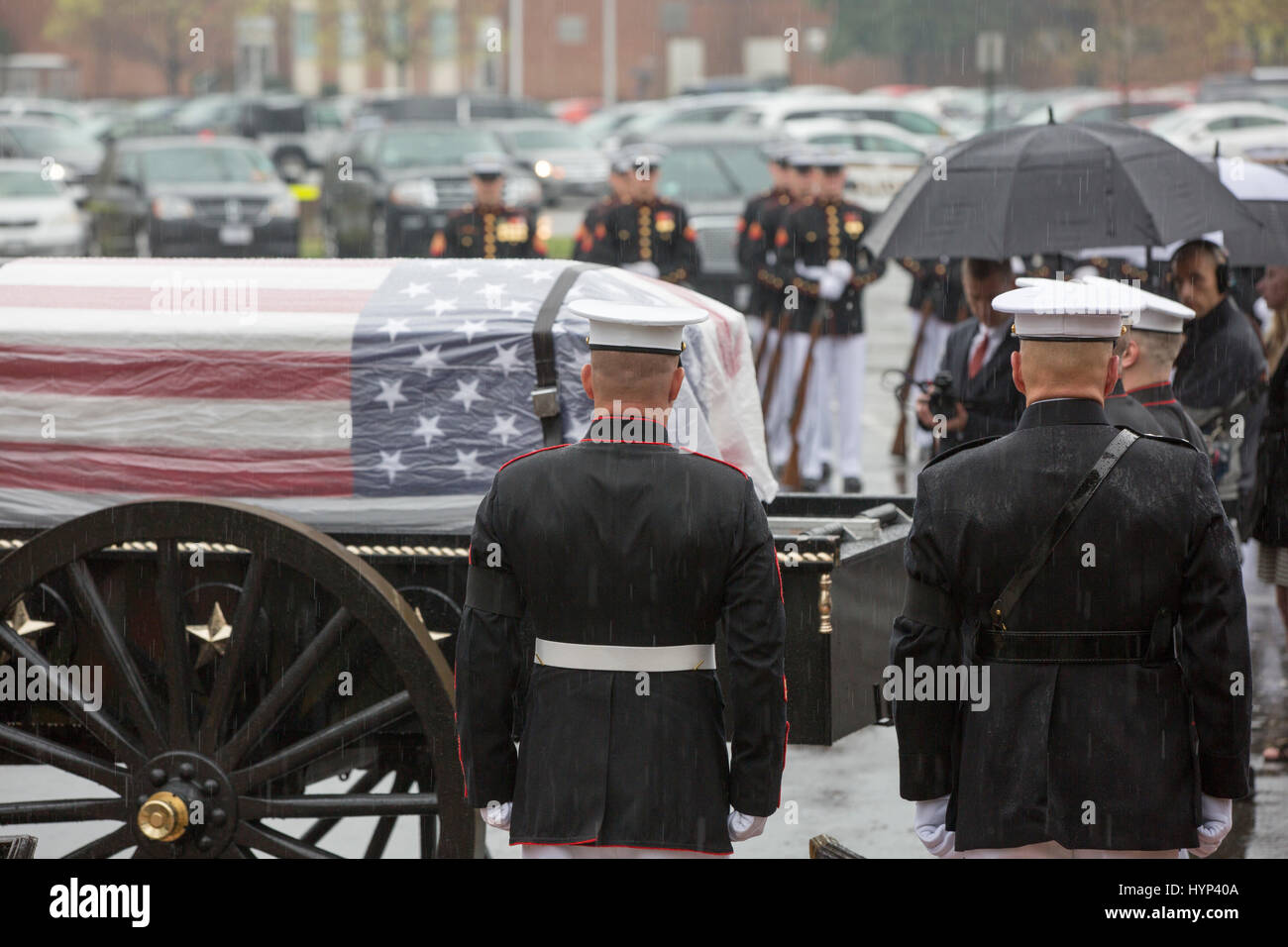 Arlington, Virginia, USA. 6ème apr 2017. Le Commandant de la Marine Corps le général Robert B. Neller, gauche, observe la procession pendant le service funèbre pour John Glenn en dehors de l'ancienne poste Chapelle, Ft. Meyer le 6 avril 2017 à Arlington, en Virginie. Glenn, le premier astronaute américain en orbite autour de la Terre et plus tard un sénateur des Etats-Unis, est décédé à l'âge de 95 ans le 8 décembre 2016. Credit : Planetpix/Alamy Live News Banque D'Images