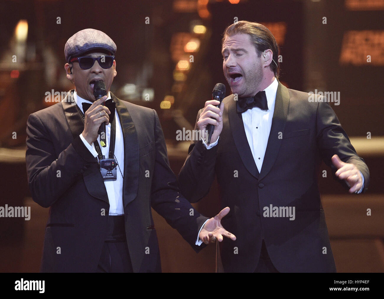 Berlin, Allemagne. 6ème apr 2017. Les chanteurs Sasha (r) et Xavier Naidoo l'hôte de la 26e cérémonie des prix de musique allemand 'echo' à Berlin, Allemagne, 6 avril 2017. Photo : Rainer Jensen/apd extérieure/dpa/Alamy Live News Banque D'Images