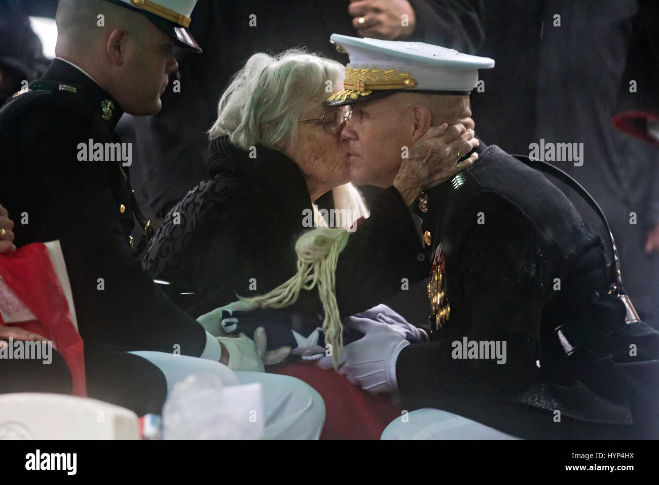 Arlington, États-Unis d'Amérique. 06 avr, 2017. Commandant de la Marine Corps le général Robert Neller, droite, est embrassé sur la joue par Anne Glenn, épouse de John Glenn, au cours de la service de la section 35 du Cimetière National d'Arlington, le 6 avril 2017 à Arlington, en Virginie. Glenn, le premier astronaute américain en orbite autour de la Terre et plus tard un sénateur des Etats-Unis, est décédé à l'âge de 95 ans le 8 décembre 2016. Credit : Planetpix/Alamy Live News Banque D'Images