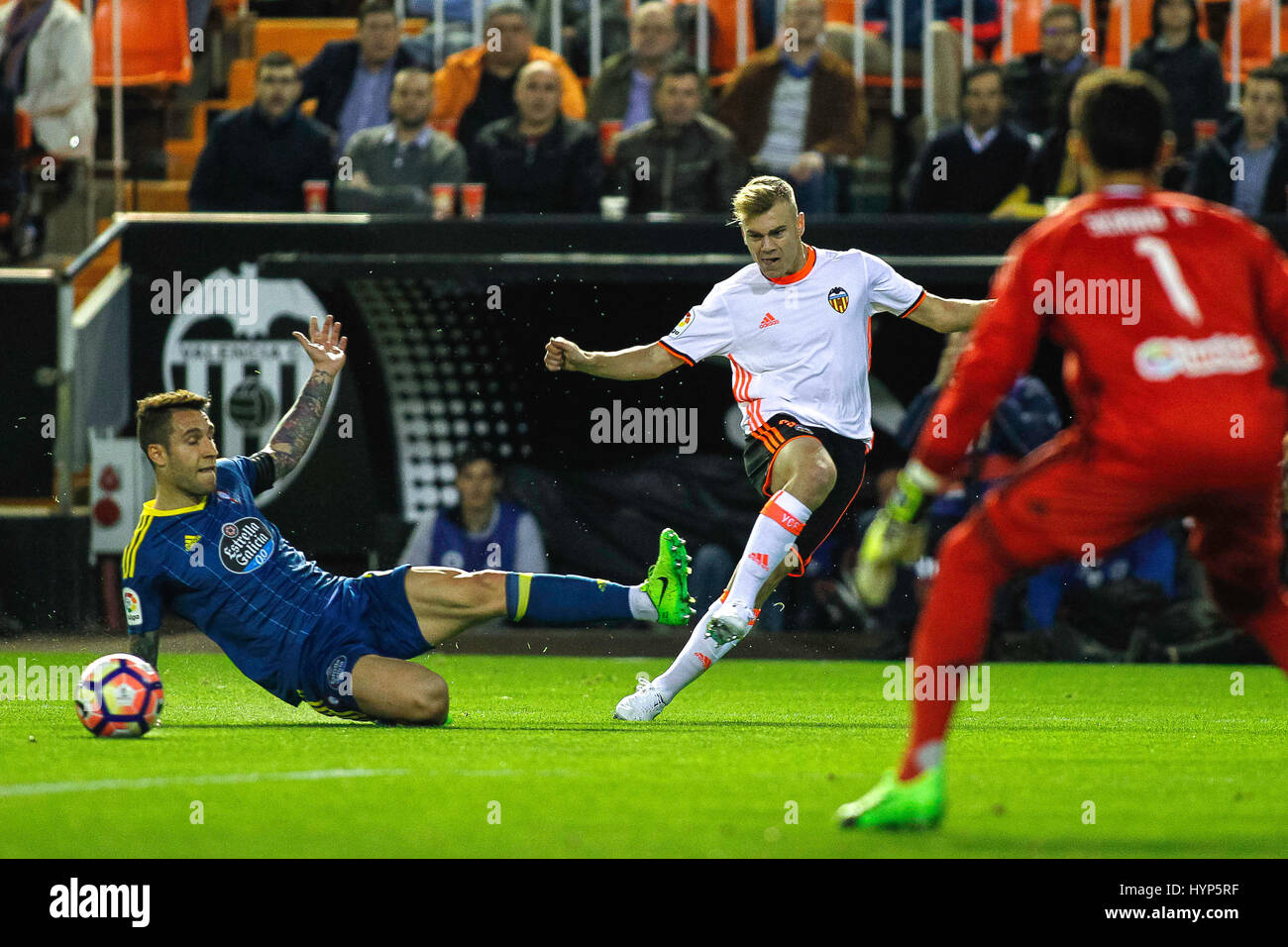 Valence, Espagne. 06 avr, 2017. Valencia CF vs Real Celta de Vigo - La Liga Journée 30 - Estadio Mestalla, en action pendant le jeu -- Lato, défenseur gauche pour Valencia CF frappe la balle : VWPics Crédit/Alamy Live News Banque D'Images