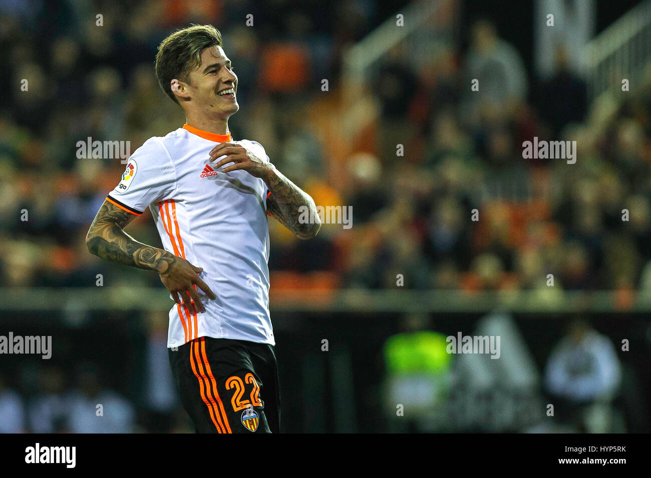 Valence, Espagne. 06 avr, 2017. Valencia CF vs Real Celta de Vigo - La Liga Journée 30 - Estadio Mestalla, en action pendant le jeu -- Santi Mina pour le Valencia CF réagit et rire après avoir raté une occasion de marquer Crédit : VWPics/Alamy Live News Banque D'Images