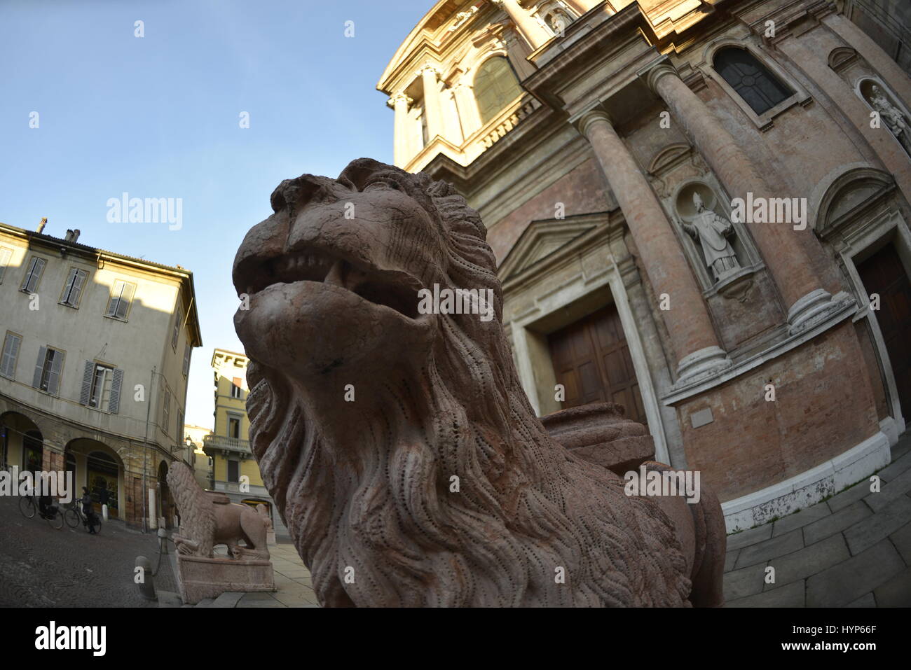 Lion à l'extérieur de la Basilique de San Prospero, Piazza San Prospero, Reggio Emila (Reggio nell'Emilia), Emilia Romagna, Italie Banque D'Images