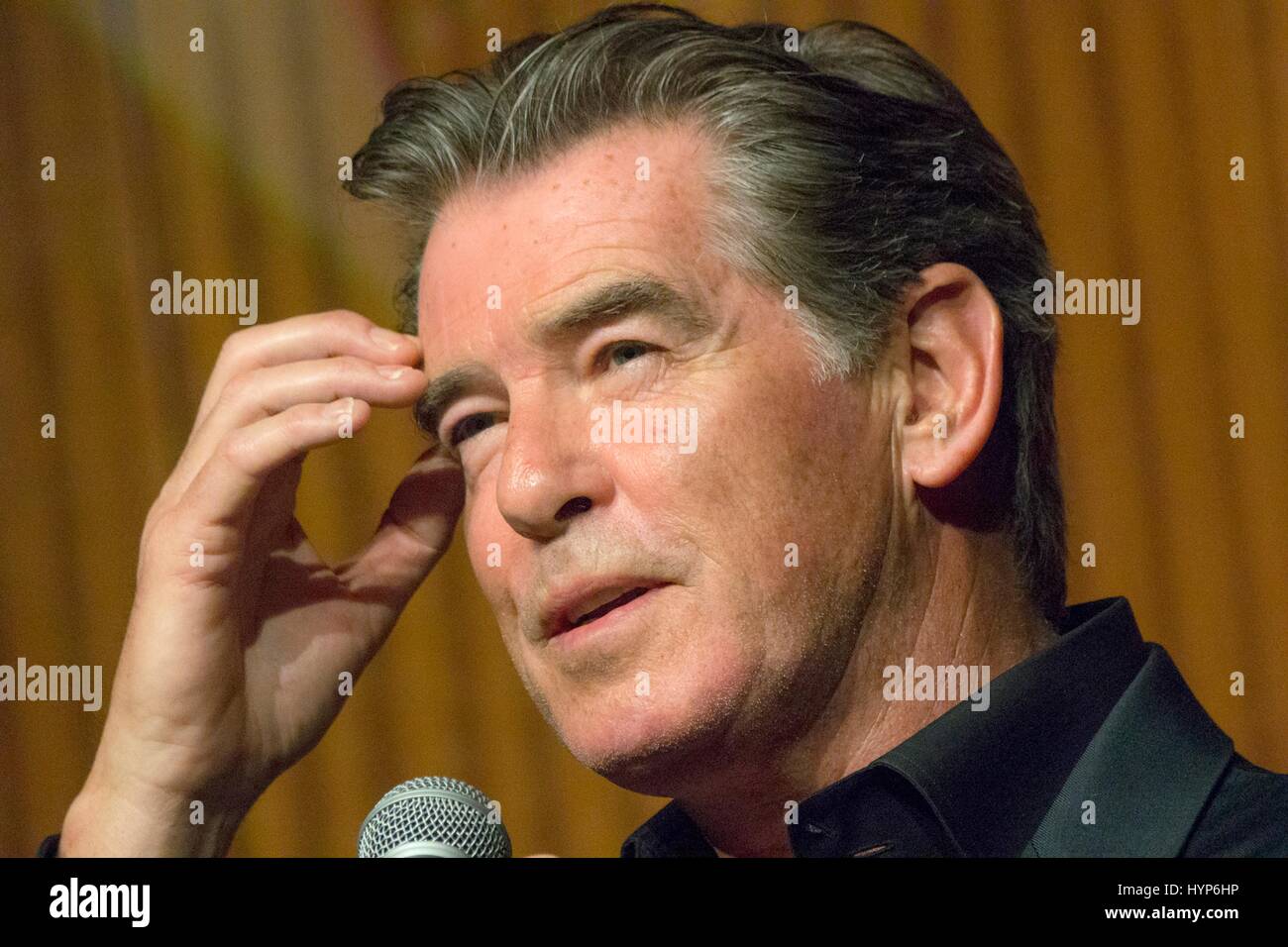 Pierce Brosnan acteur parle au cours d'une discussion sur la nouvelle série télévisée AMC le fils d'après le roman de Philipp Meyer à la LBJ Presidential Library, 13 mars 2017 à Austin, Texas. Banque D'Images