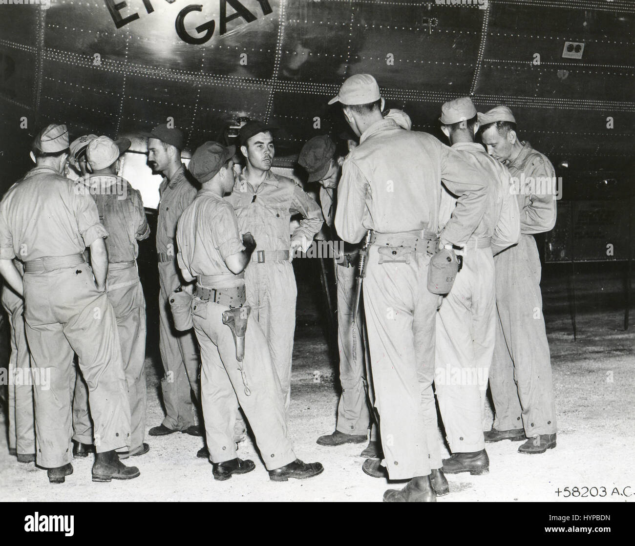 Équipage d'Enola Gay reçoit des instructions de dernière minute le Col Paul Tibbets (centre) avant de prendre son envol sur le vol historique de l'abandon de la première bombe atomique, Tinian, août 1945. Banque D'Images