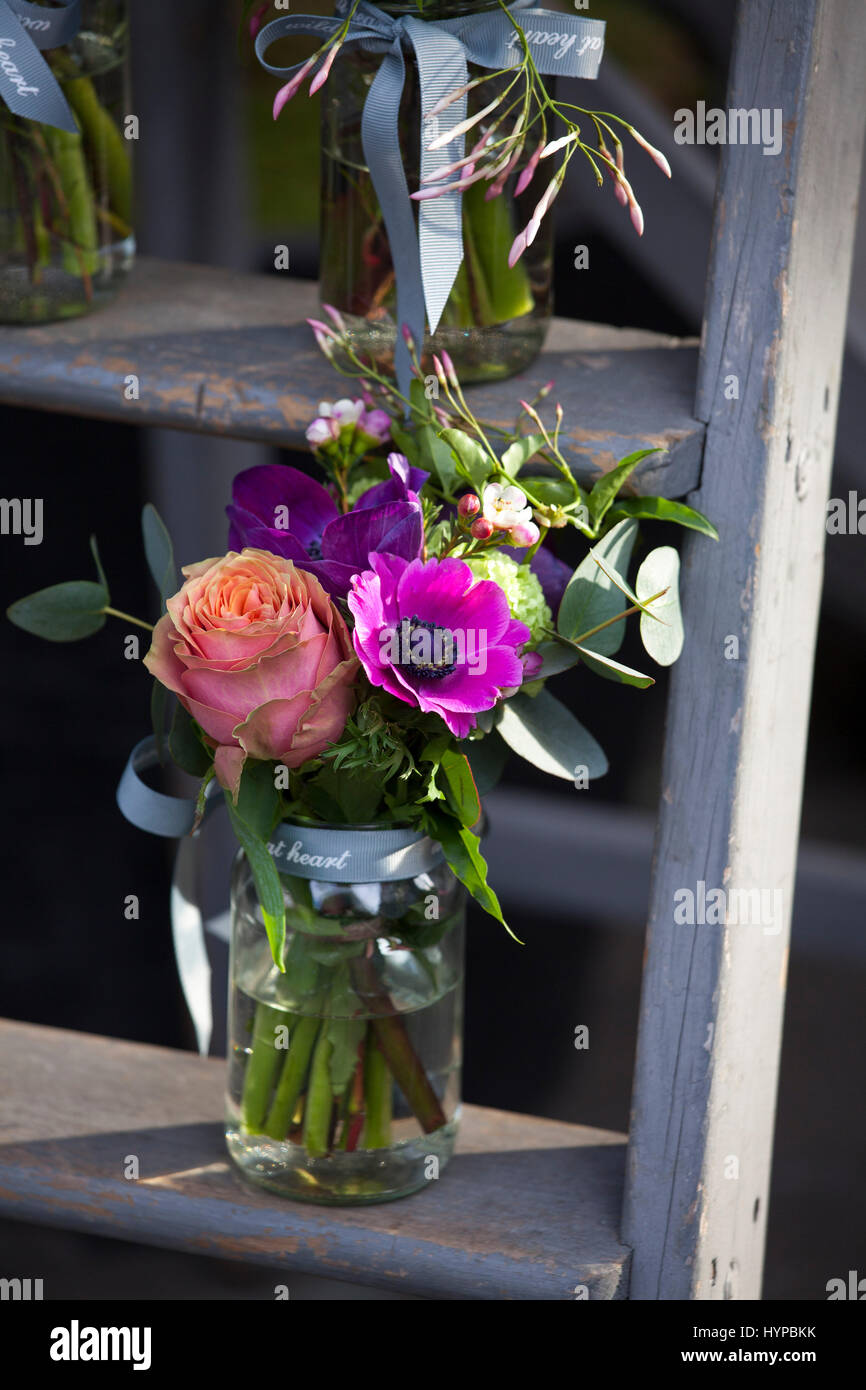 Petits bouquets pour des occasions spéciales de tulip, anemone et hortensias dans un peut sur l'escalier à vendre Banque D'Images