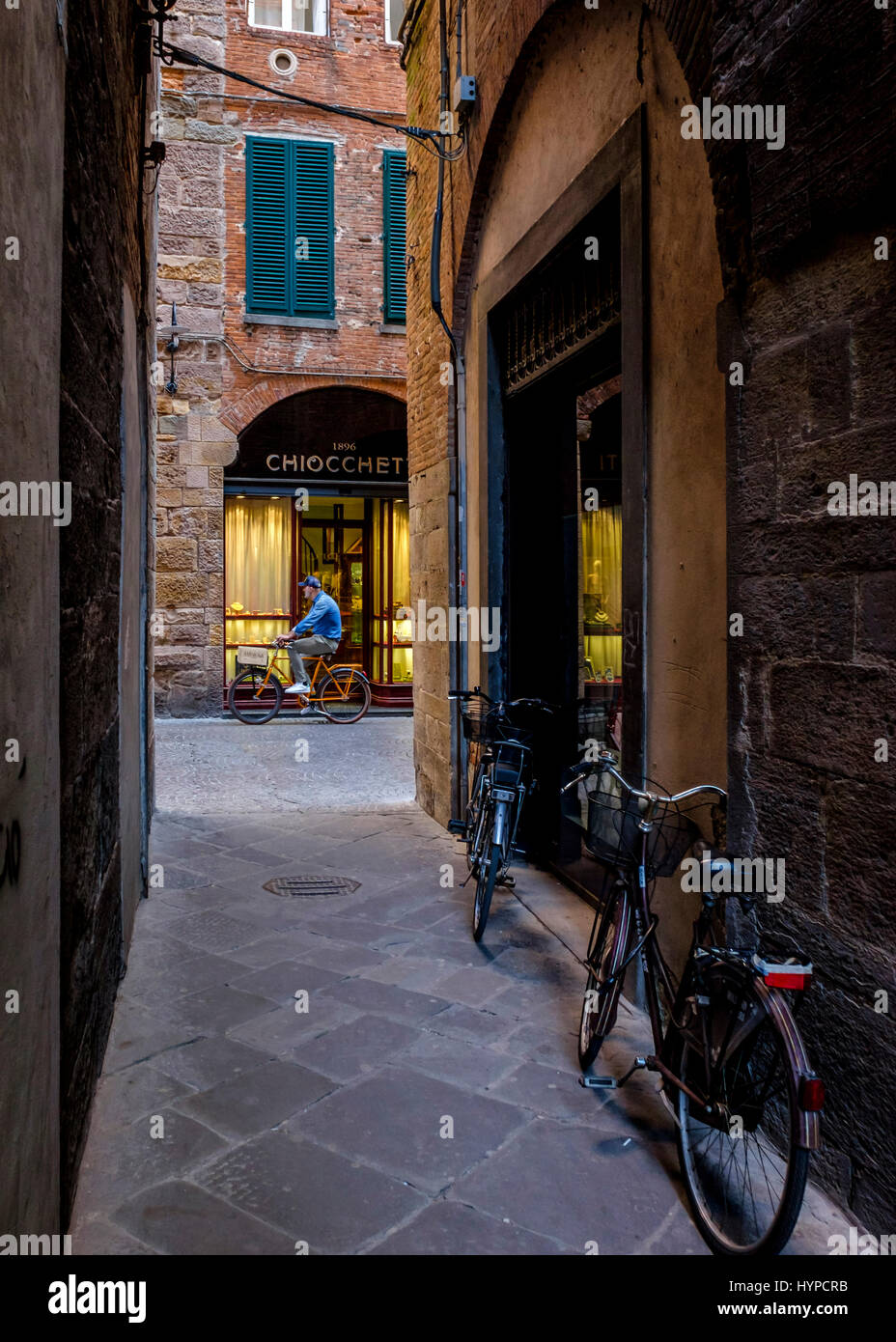LUCCA ITALIE - CIRCA MAI 2015 : une rue typique de Lucca, une célèbre ville médiévale en Toscane. Banque D'Images