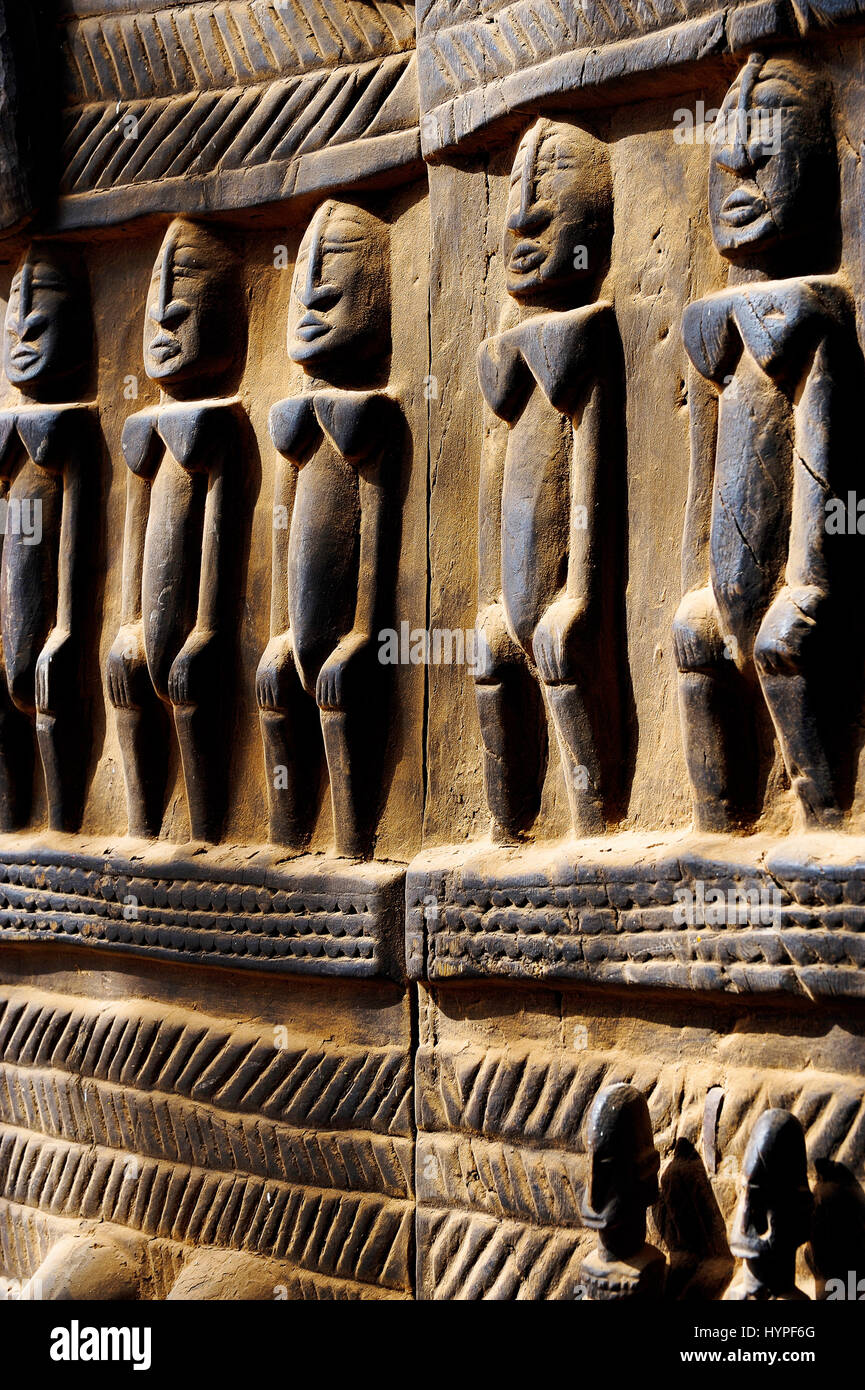 L'Afrique, le Mali, l'art et l'artisanat, de l'artisanat Dogon, sculptures  en bois sur portes Dogon à Sangha Photo Stock - Alamy