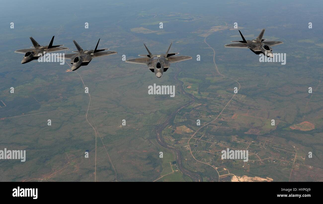 Quatre USAF F-22 avions de combat tactique furtif voler en formation au cours de la Royal Australian Air Force Base Tindal 2 mars 2017 en Australie, Tindal. Banque D'Images