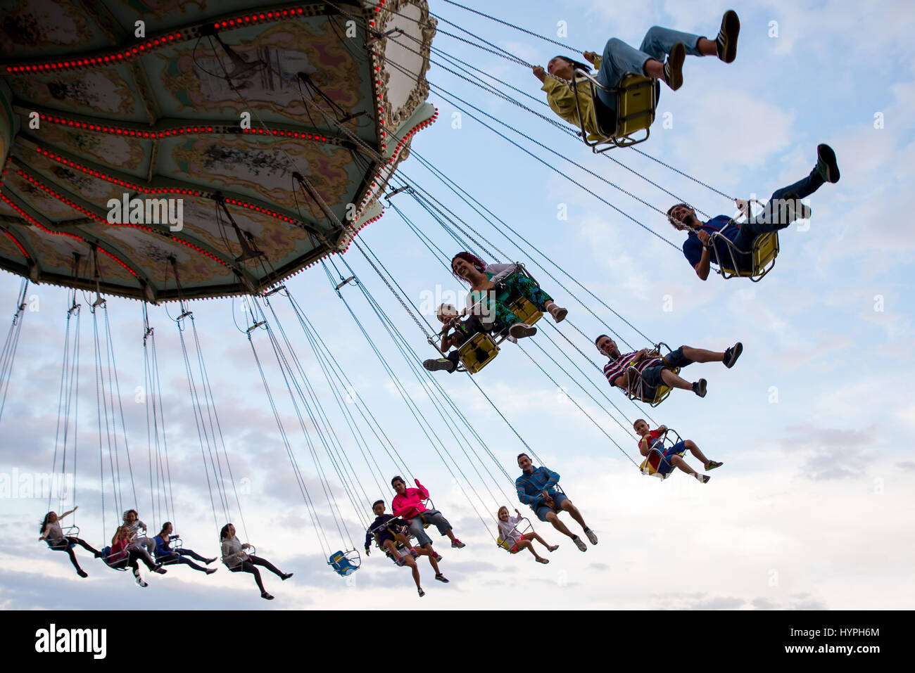 Barcelone - 5 septembre : Les gens s'amuser dans le carrousel flying swing ride attraction au parc d'attractions du Tibidabo, le 5 septembre 2015 à Barcelone, Espagne. Banque D'Images