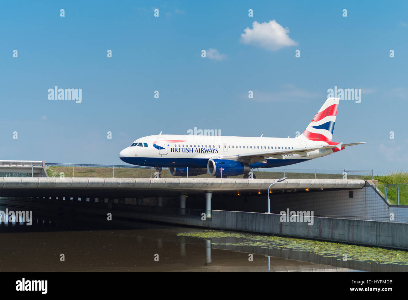 SCHIPHOL, Pays-Bas - 4 juin 2016 : British Airways avion roulait sur la piste sur l'aéroport Schiphol d'amsterdam Banque D'Images