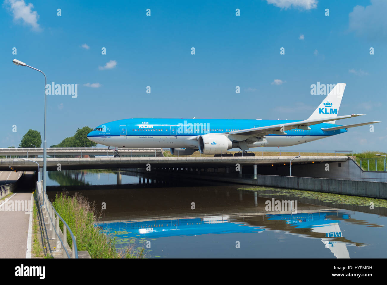 SCHIPHOL, Pays-Bas - 4 juin 2016 : Air France-KLM à l'avion roulait sur la piste de l'aéroport d'Amsterdam-Schiphol Banque D'Images