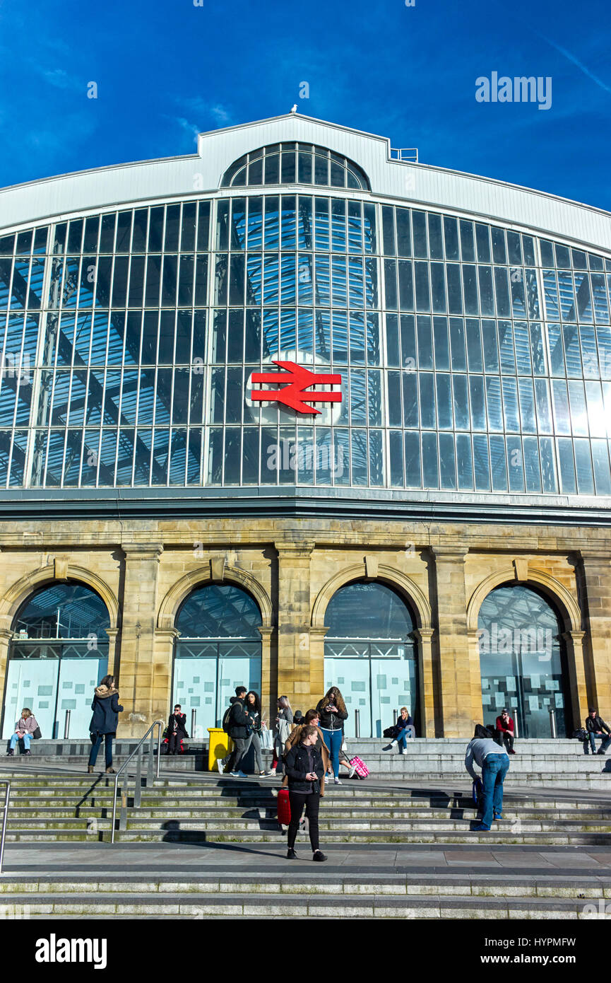 La gare de Liverpool Lime Street à l'extérieur Banque D'Images