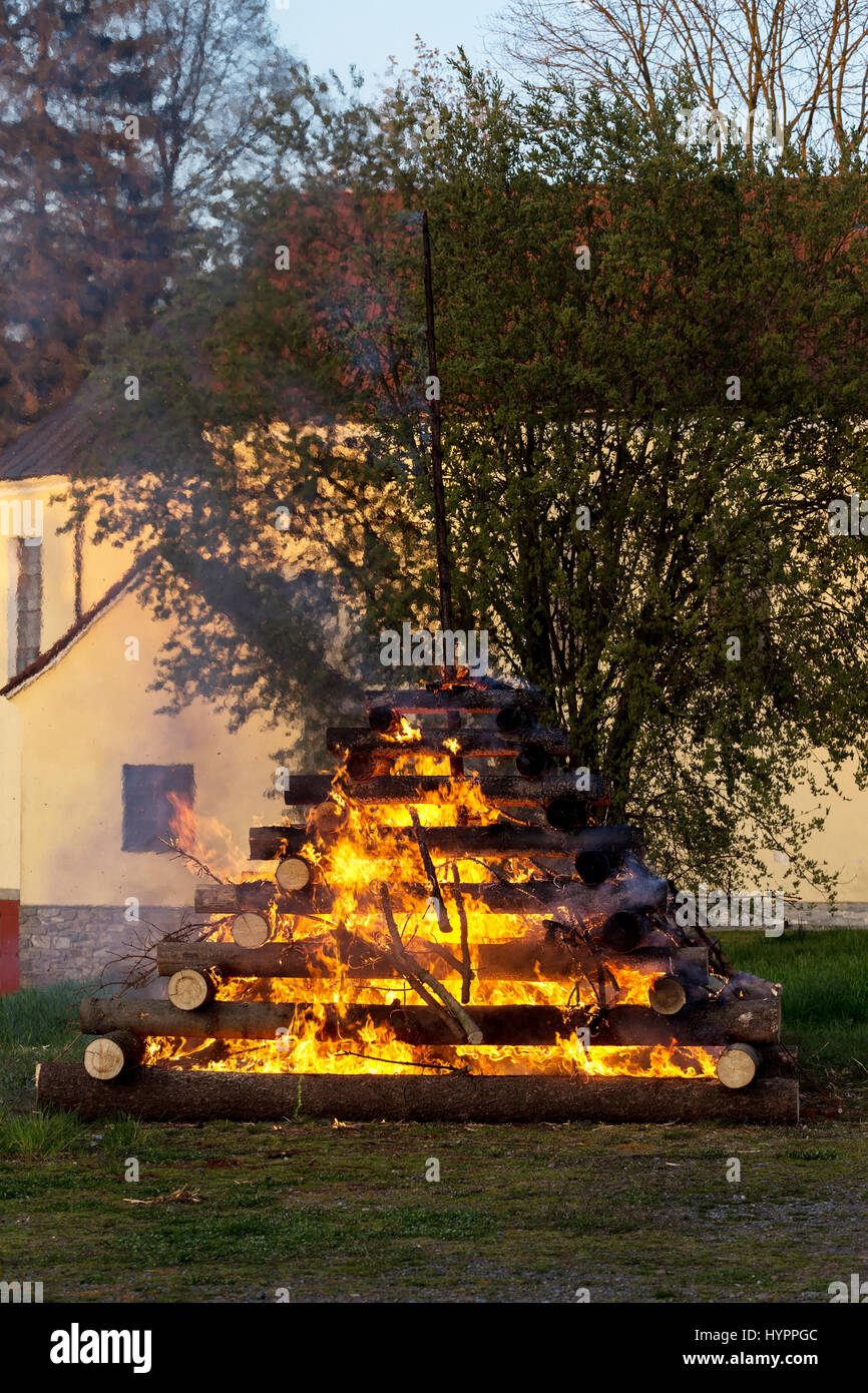 Nuit de Walpurgis, la religion traditionnelle fête chrétienne brûler, brûler un tas de sorcières Banque D'Images