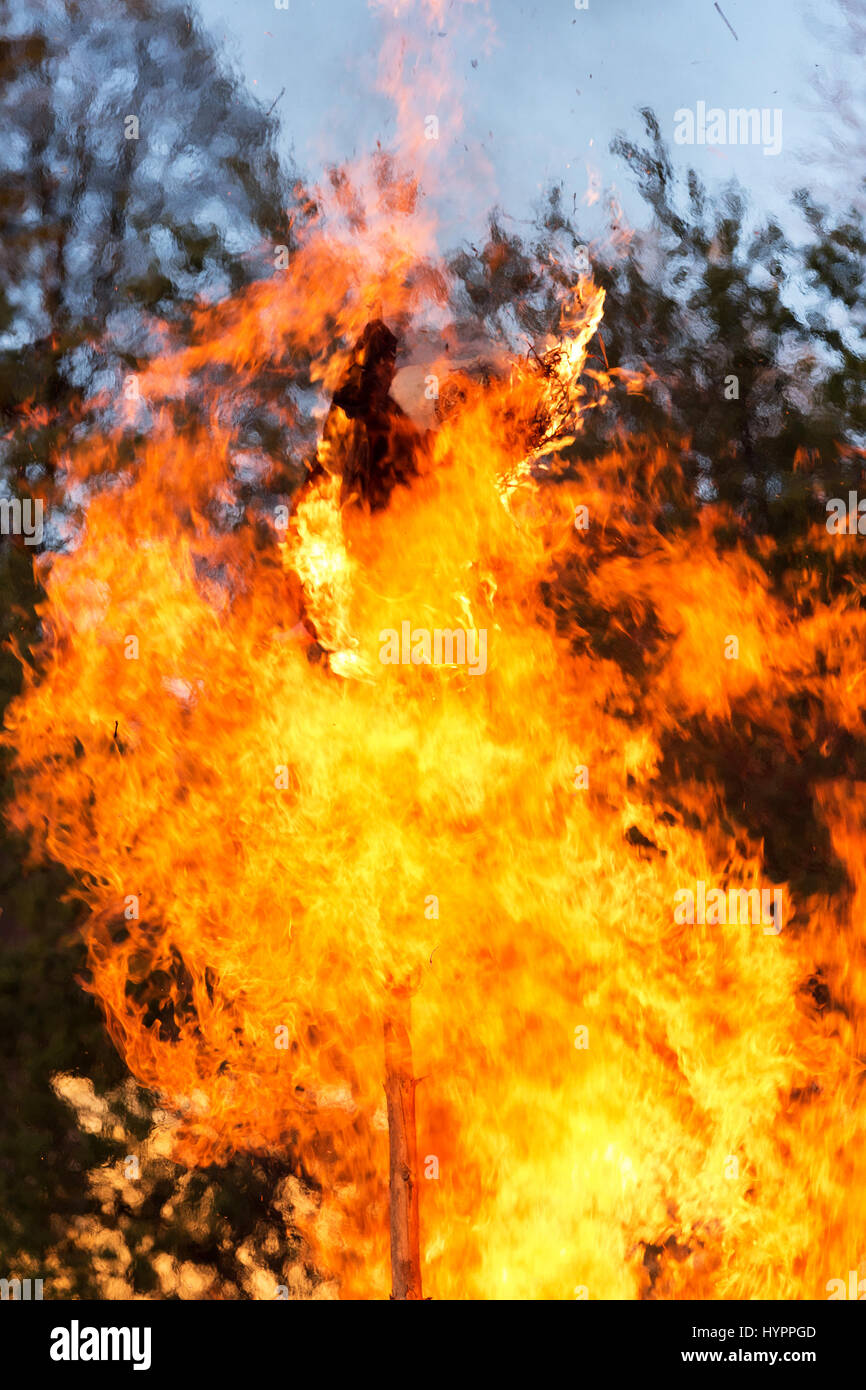 Nuit de Walpurgis, la religion traditionnelle fête chrétienne brûler, brûler un tas de sorcières Banque D'Images