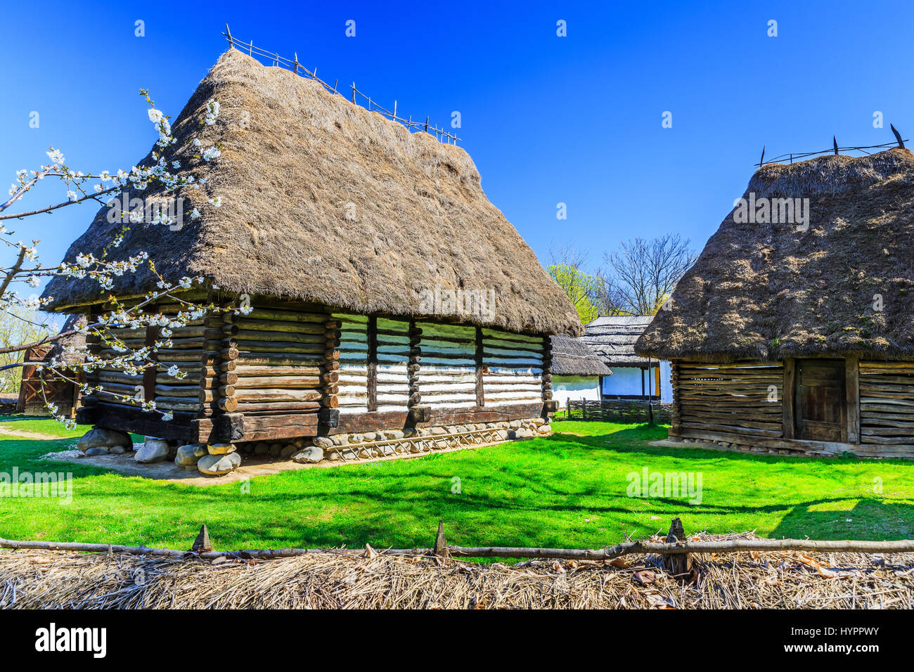 Bucarest, Roumanie. Ancienne maison traditionnelle dans le village museum. Banque D'Images