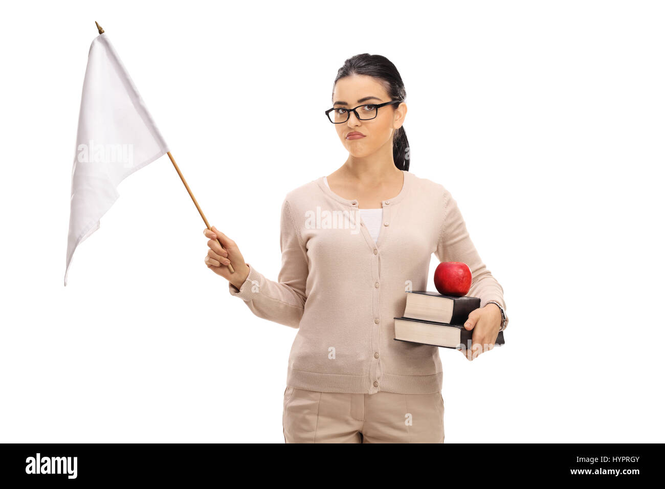 Déçu enseignante tenant un drapeau blanc isolé sur fond blanc Banque D'Images