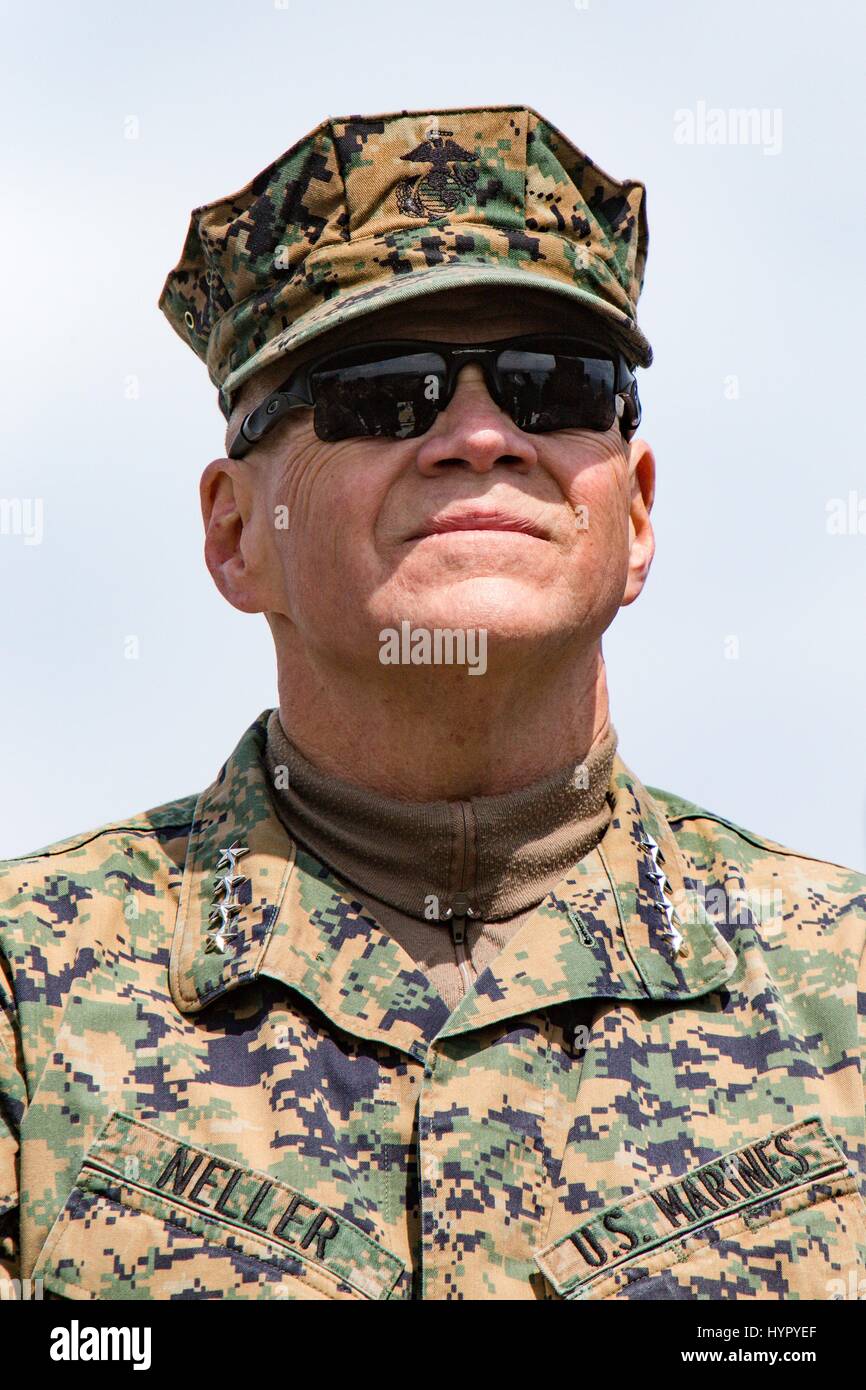 Le général commandant du Corps des Marines américain Robert Neller montres un assaut amphibie démonstration pendant à l'assemblée annuelle 2017 de l'EPLA, 2017 Exercices 2 Avril à Pohang, en Corée du Sud. L'EPLA est organisée chaque année pour aider à renforcer les relations entre Indo-Asia-Pacific region marine et forces navales. Banque D'Images