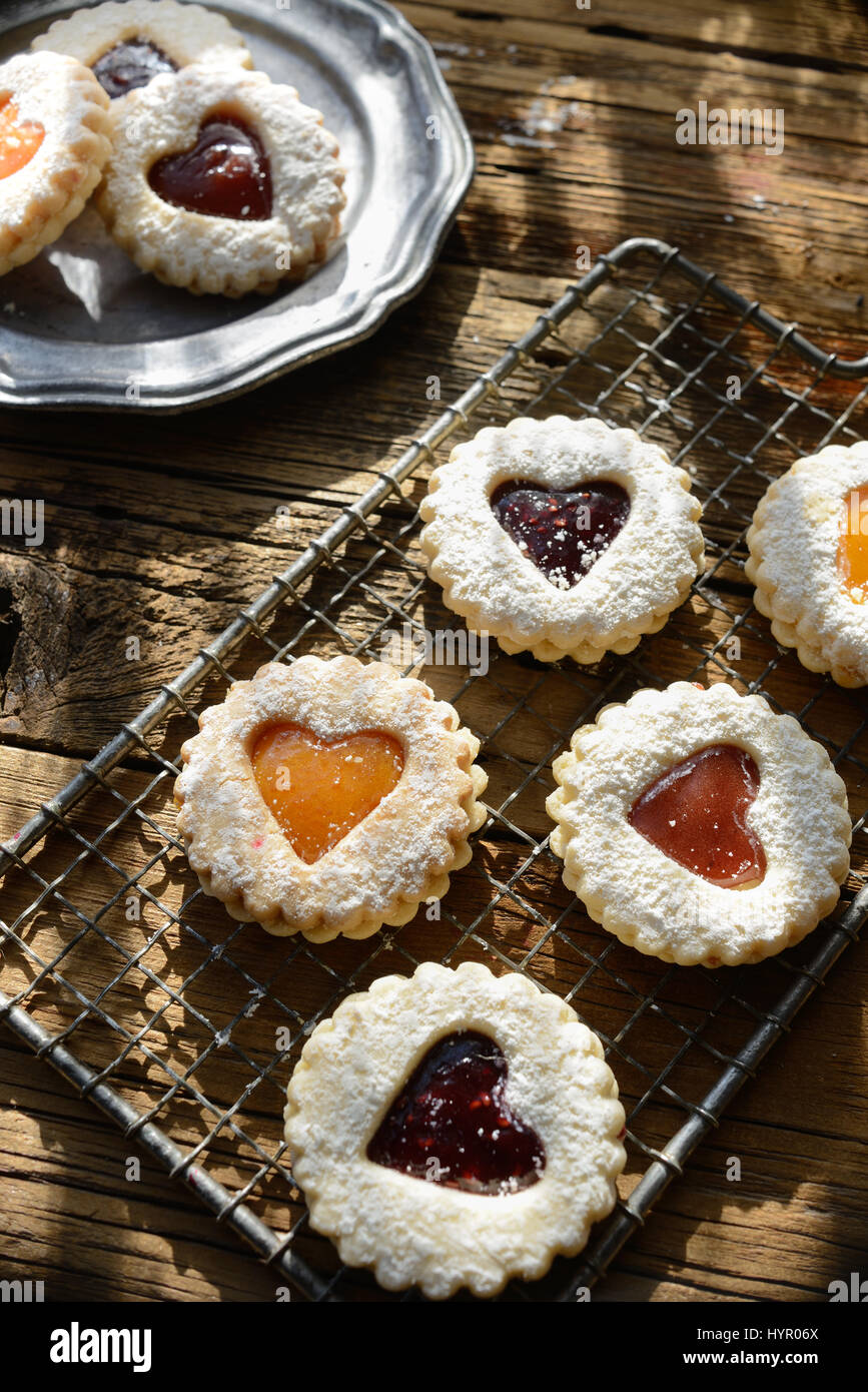Coeur découper cookie Nature morte avec lumière naturelle. Close up Banque D'Images
