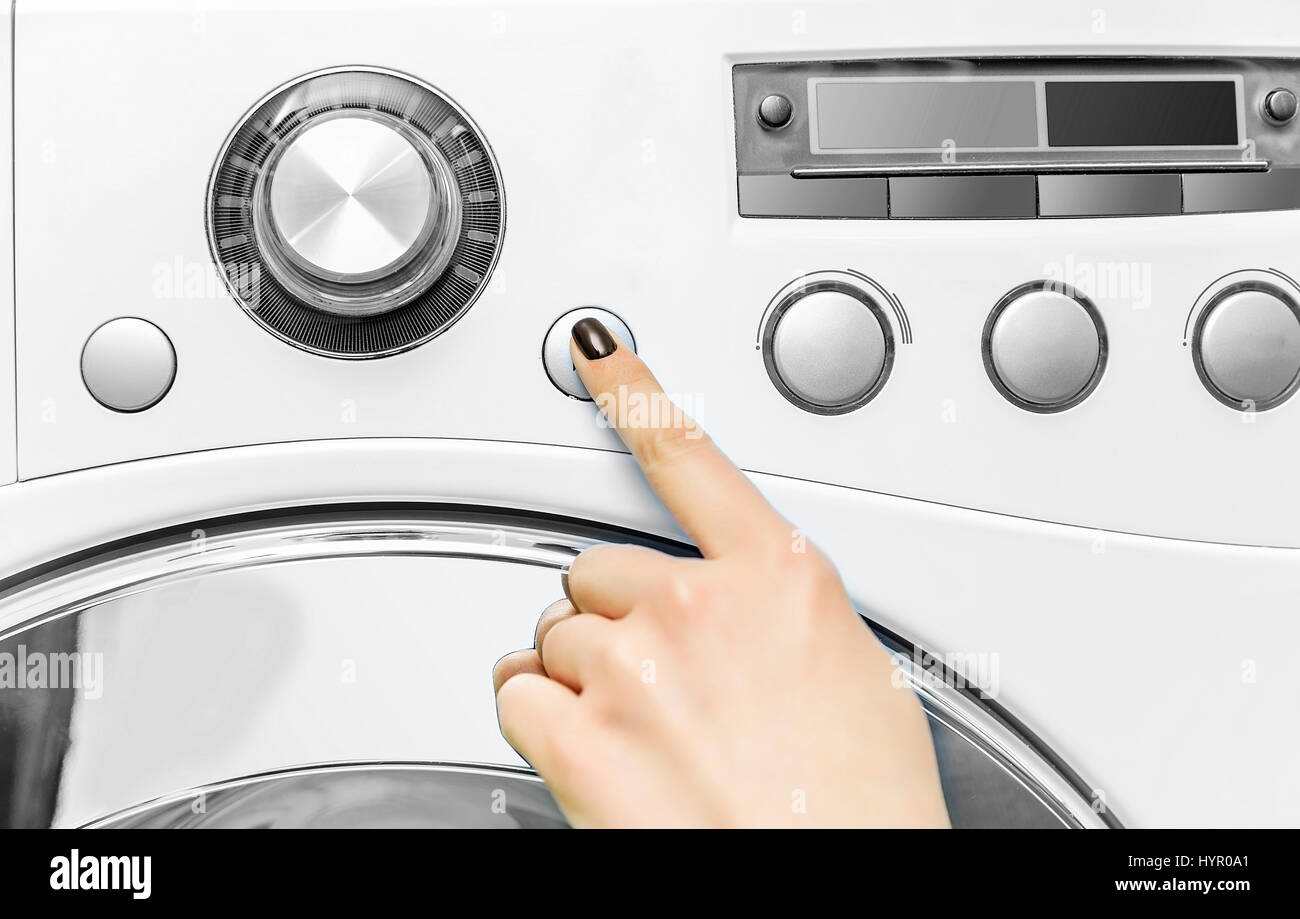 A woman's hand appuie sur un bouton sur la machine à laver. Lancez le cycle  de lavage Photo Stock - Alamy