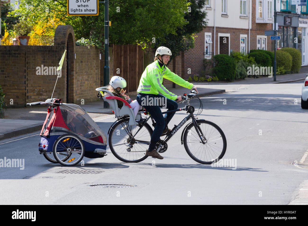 Cycliste Femme Sur Velo Velo Avec 3 Enfants Cooperation Avec Siege Enfant Pilote Casque Cycle Remorquage Remorque Chariot Avec 2 2 Enfants Avec Un Casque Uk Photo Stock Alamy Cycliste Femme Sur Velo Velo Avec 3 Enfants Cooperation Avec Siege Enfant Pilote Casque Cycle Remorquage Remorque Chariot Avec 2 2 Enfants Avec Un Casque Uk Photo Stock Alamy