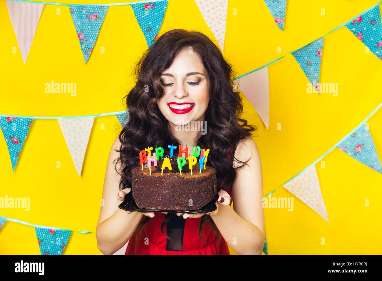 Belle Caucasian Girl Blowing Candles Sur Son Gateau Celebration Et Partie Avoir Du Plaisir Jolie Jeune Femme En Robe Rouge Et Anniversaire Hat Est En Train De Rire Photo Stock Alamy