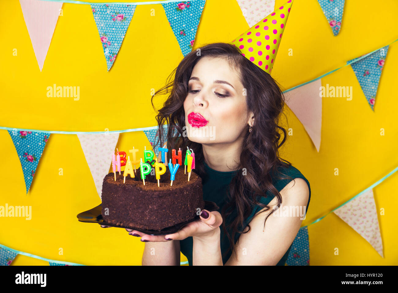 Belle Caucasian Girl Blowing Candles Sur Son Gateau Celebration Et Partie Avoir Du Plaisir Jolie Jeune Femme En Robe Verte Et Anniversaire Hat Est Laughin Photo Stock Alamy