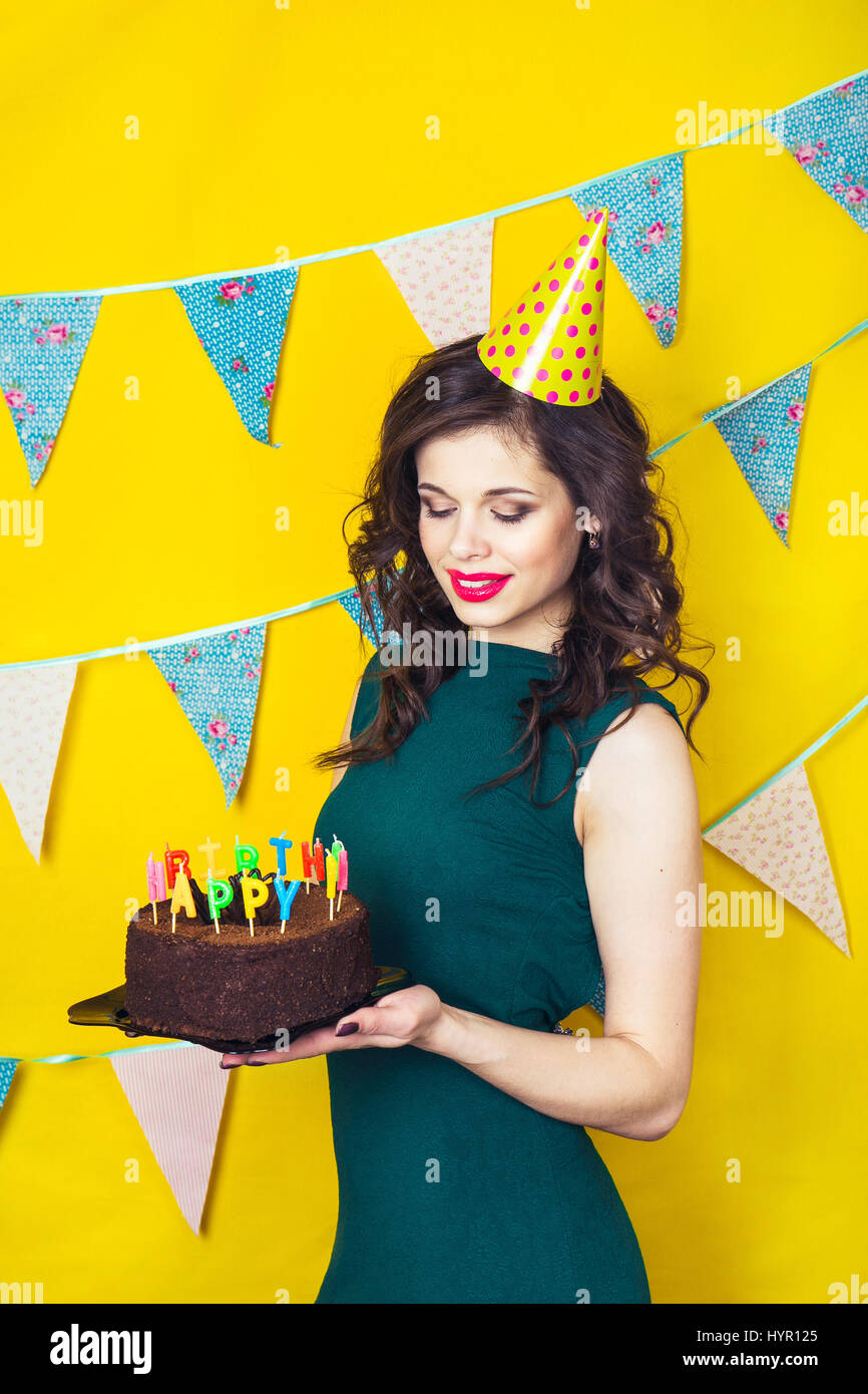 Belle Caucasian Girl Blowing Candles Sur Son Gateau Celebration Et Partie Avoir Du Plaisir Jolie Jeune Femme En Robe Verte Et Anniversaire Hat Est Laughin Photo Stock Alamy