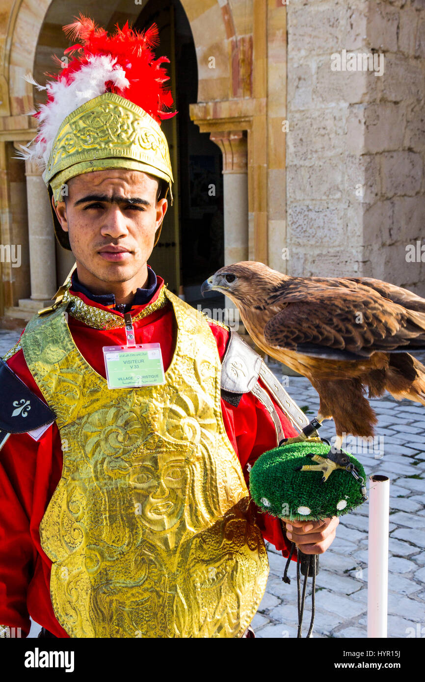 En costume d'un fauconnier accueille les voyageurs passagers de navires de  croisière au port de Tunis, Tunisie Photo Stock - Alamy