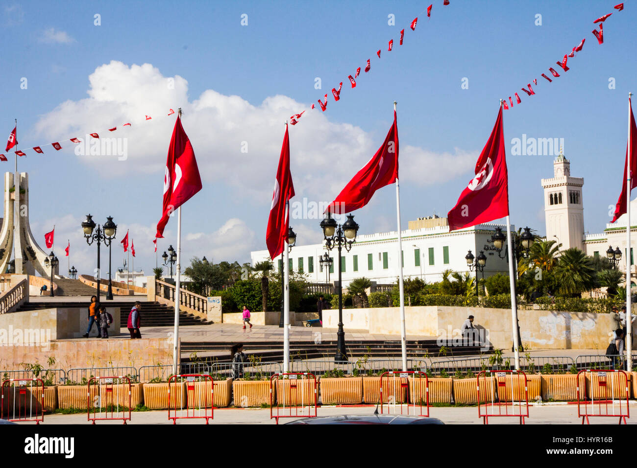 Il est entouré par les drapeaux rouge-sang de la Tunisie, la Kasbah Square font face à l'Hôtel de ville moderne et d'autres édifices gouvernementaux de Tunis, Tunisie. Banque D'Images