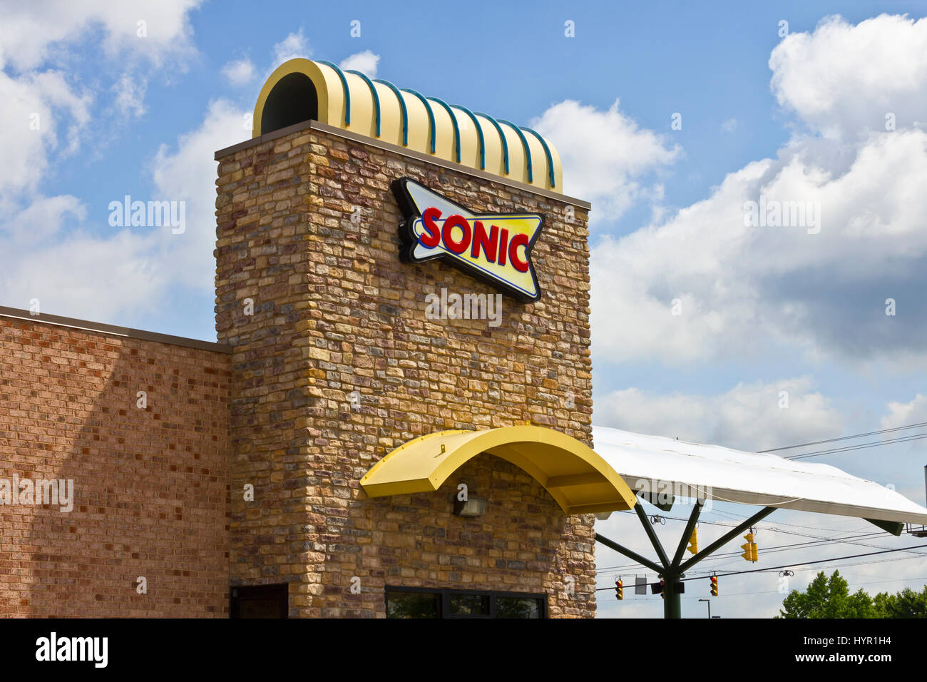 Lafayette, en juillet 2016 - Circa : Sonic Drive-In Restauration rapide Emplacement. Sonic est une chaîne de restaurants Drive-In J Banque D'Images