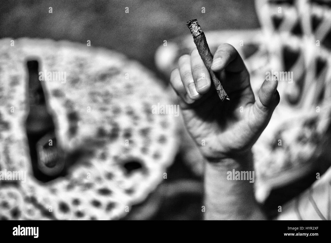 Main tenant un cigare cubain fait-main Banque D'Images