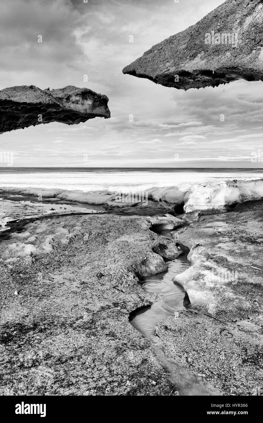 La glace se forme en noir et blanc, le lac Winnipeg, Canada Banque D'Images