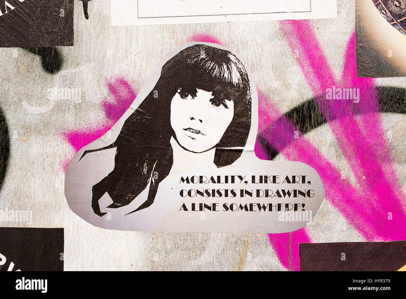 Sticker sur un mur avec femme et citer "l'oralité, comme l'art, consiste à tracer une ligne quelque part !" Banque D'Images