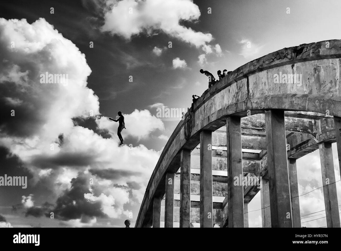 Les garçons en sautant d'un pont à Matanzas, Cuba Banque D'Images