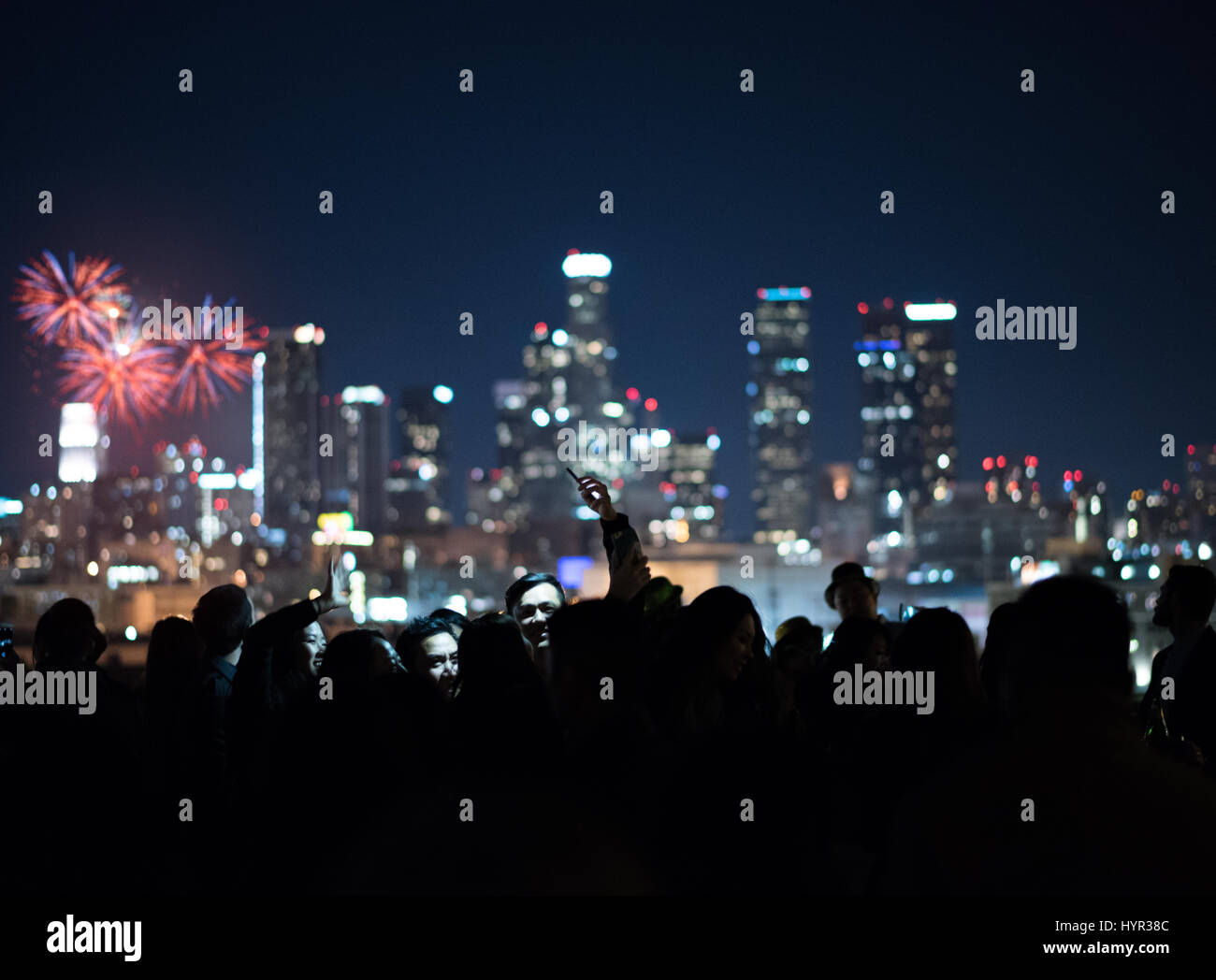 Rooftop party foule célèbre dans le centre-ville de Los Angeles. En tenant vos autoportraits 