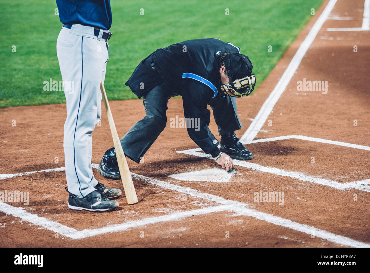 Juge-arbitre de baseball de nettoyage Banque D'Images