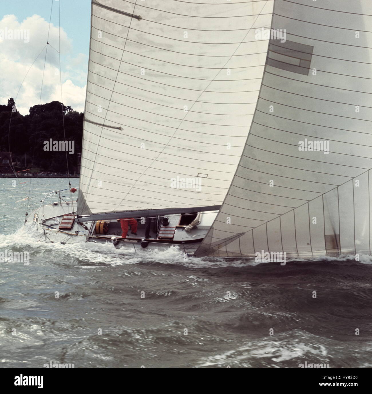 AJAXNETPHOTO. Août, 1971. COWES, en Angleterre. - FASTNET RACE - TED TURNER EST CONVERTIE Yacht 12M AMERICAN EAGLE AU DÉBUT DE LA Fastnet Race 1971 AU LARGE DE COWES. PHOTO:JONATHAN EASTLAND/AJAX REF:C71061 Banque D'Images