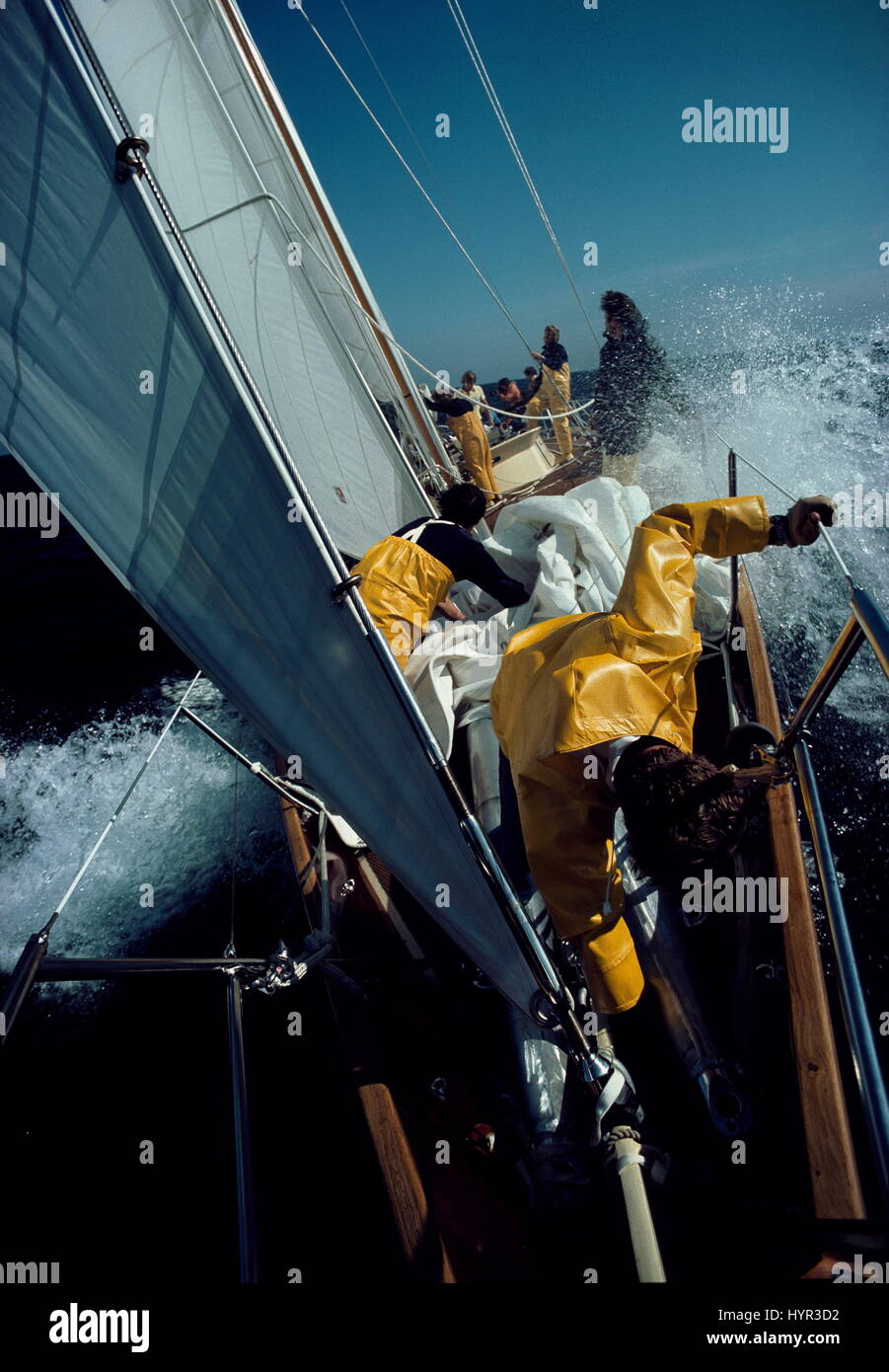 AJAXNETPHOTO. 1977. Les eaux territoriales du Royaume-Uni. - FASTNET RACE - PLAGE AVANT LA MANIPULATION DE L'équipage pendant les 608 milles voiles OCEAN RACE. PHOTO:JONATHAN EASTLAND/AJAX REF : 906219 Banque D'Images