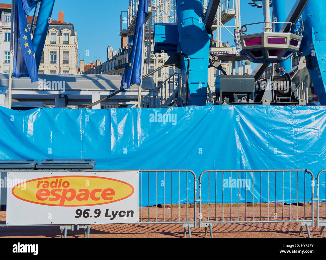 Grande roue, gondole et la radio locale annonce, la Place Bellecour, Lyon, Auvergne-Rhone-Alpes, France, Europe. Banque D'Images